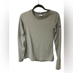 Nike T-Shirt Women's Medium Gray Dri-Fit Standard Fit Workout Yoga Thumb Holes